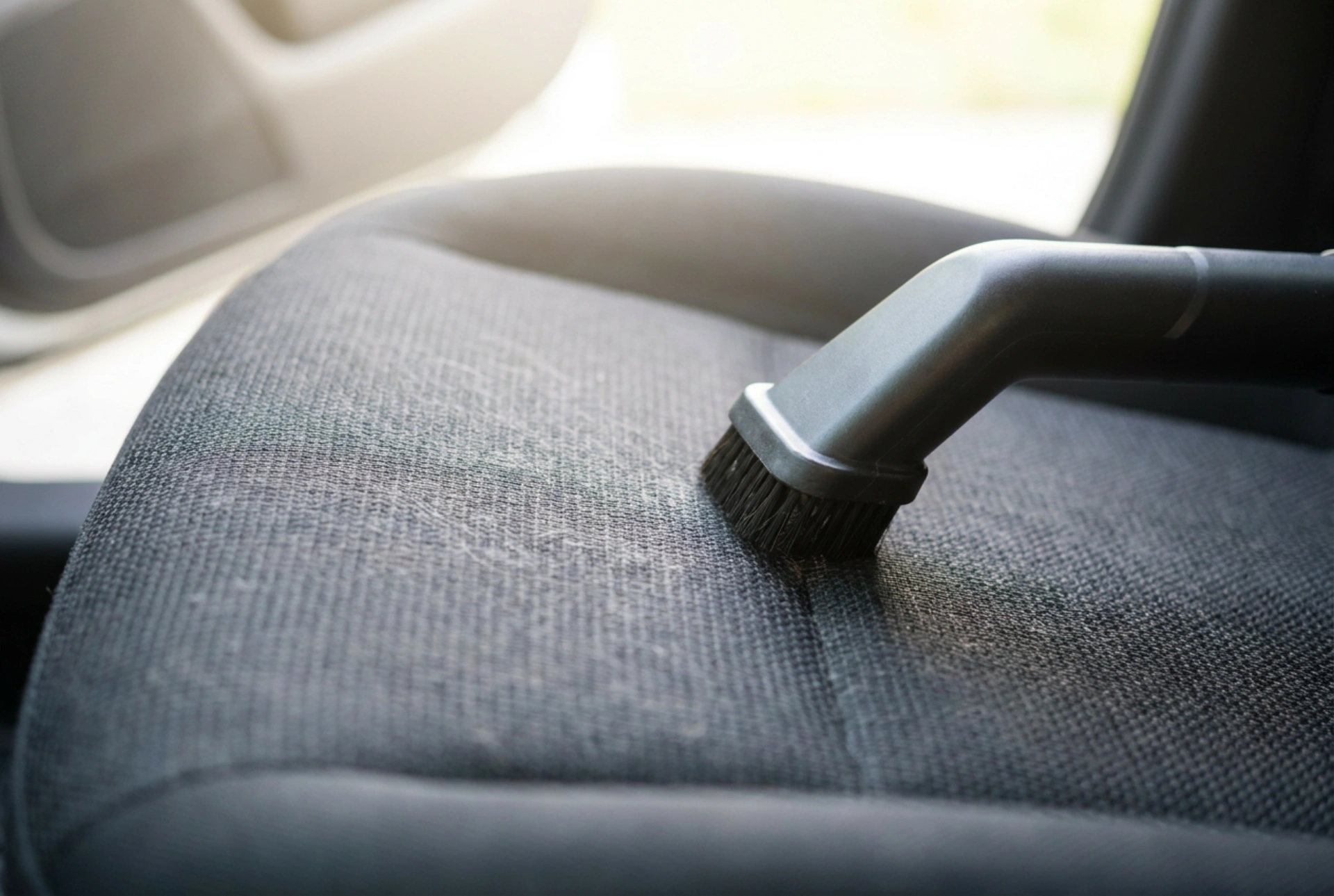 Curățarea scaunelor auto cu aspiratorul fără umiditate excesivă