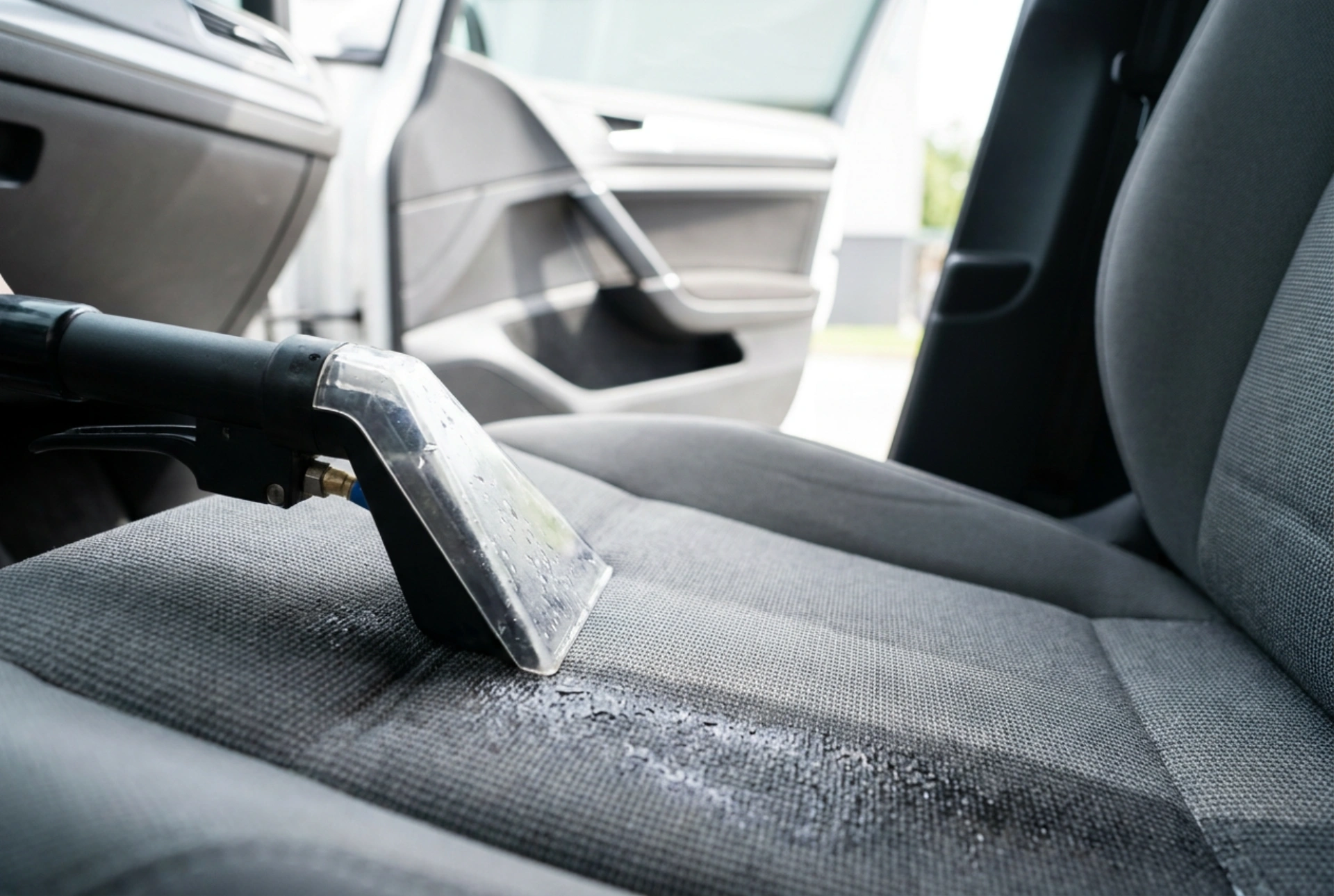 Cum să împrospătezi tapiseria auto cu un aspirator cu injecție-extracție